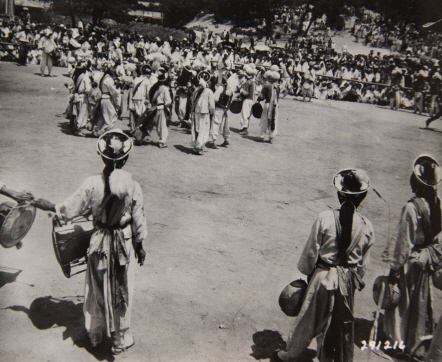 한국인들이 잔치에서 춤을 추고 전통 민요를 부르고 있다. 이는 해방 이후 매년 개최되고 있다.(1947) 