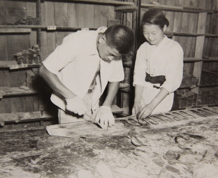 동화고무공장에서 만드는 “노무화”의 바닥 부분을 만들기 위해 달군 칼로 형태를 잘라내고 있다.(48.8.29)