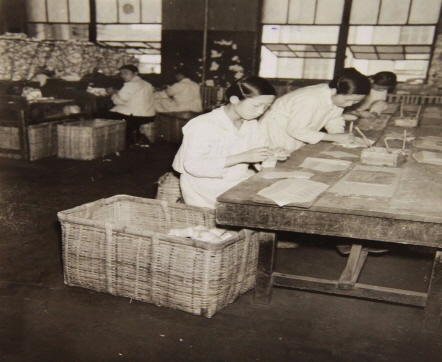 공장에서 생산된 담배를 포장하기 위해 담배갑을 접고 있는 여성. 서울의 의주로 공장에서 촬영. 해방 이후 미군정청 전매국에서는 ‘승리’라는 담배를 만들었다. 당시 담배 1갑의 가격은 3원이었다. (48.6.21) 