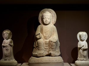 경주 남산 장창곡 석조미륵여래삼존상